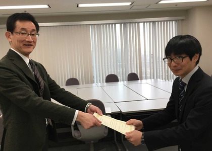 糸賀響さんが、永井國太郎記念大学院学生奨学金を授与されました。 News